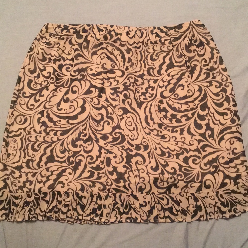 Beige and black skirt